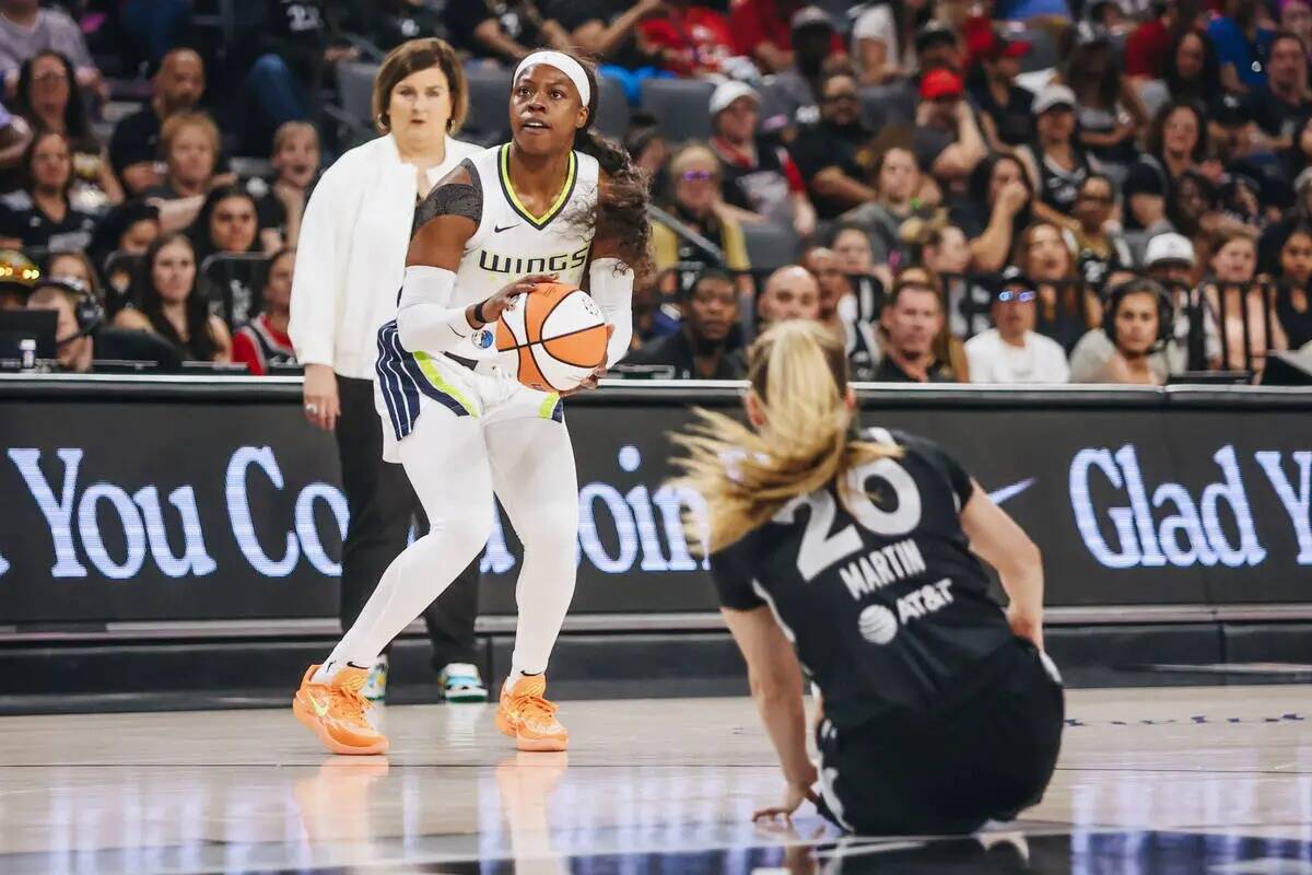 La escolta de las Dallas Wings Arike Ogunbowale (24) intenta una canasta mientras la escolta de ...