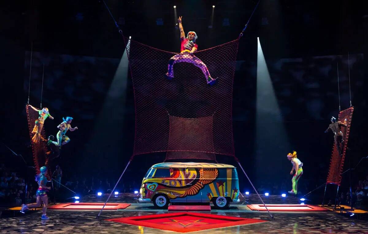 El elenco de "LOVE" de The Beatles del Cirque du Soleil se presenta en su penúltima presentaci ...