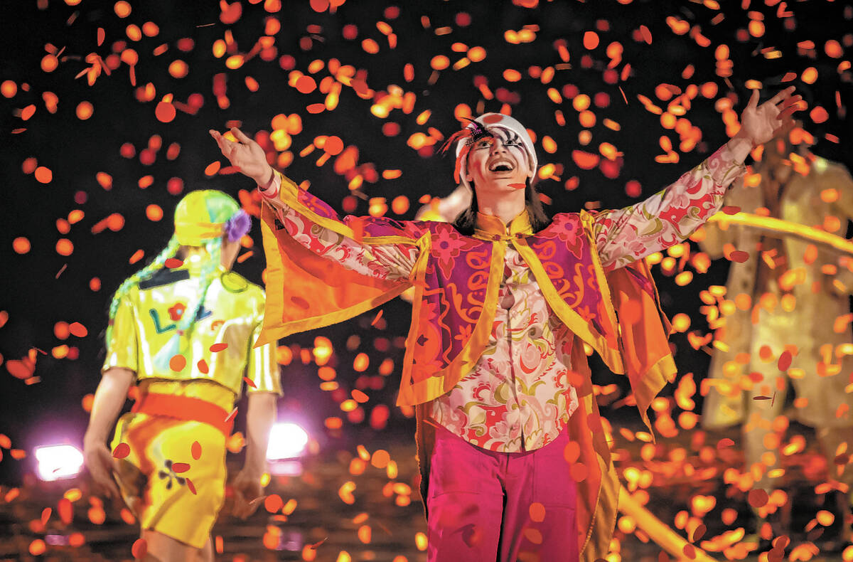 El elenco de "LOVE" de The Beatles del Cirque du Soleil se presenta en su penúltima presentaci ...
