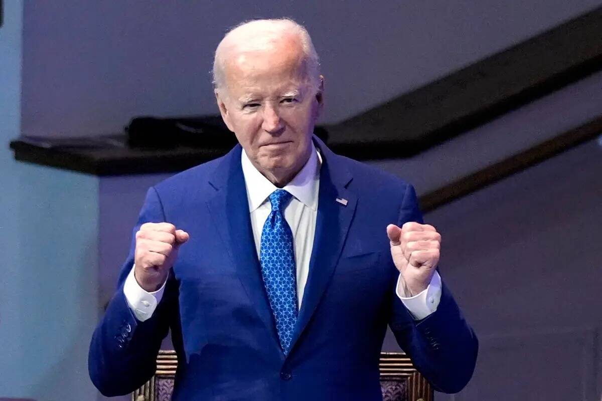 El presidente Joe Biden asiste a un servicio religioso en la Iglesia Mt. Airy de Dios en Cristo ...