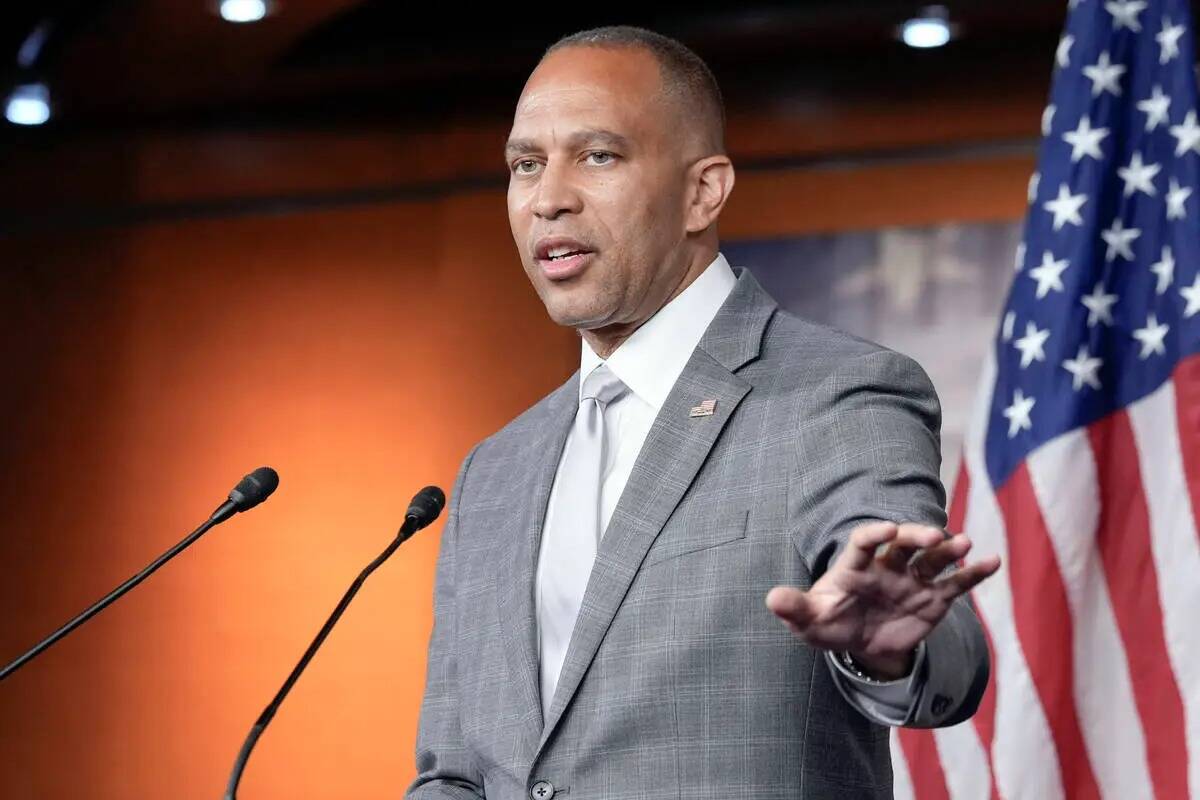 El líder de la minoría en la Cámara de Representantes, el demócrata Hakeem Jeffries, habla ...