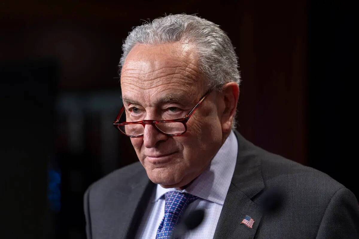 El líder de la mayoría del Senado, Chuck Schumer, demócrata de Nueva York, habla con los rep ...