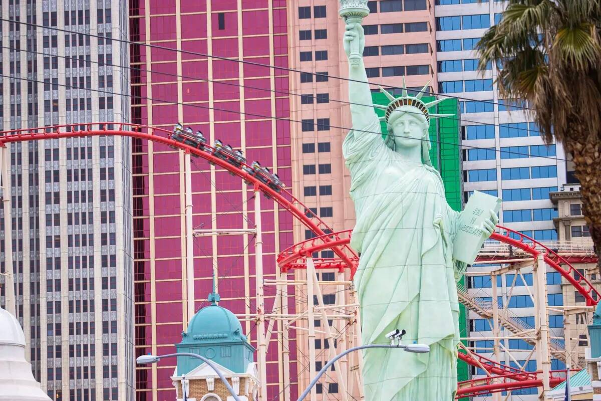 La gente monta en la Big Apple Coaster en New York-New York a lo largo de Las Vegas Strip, el j ...