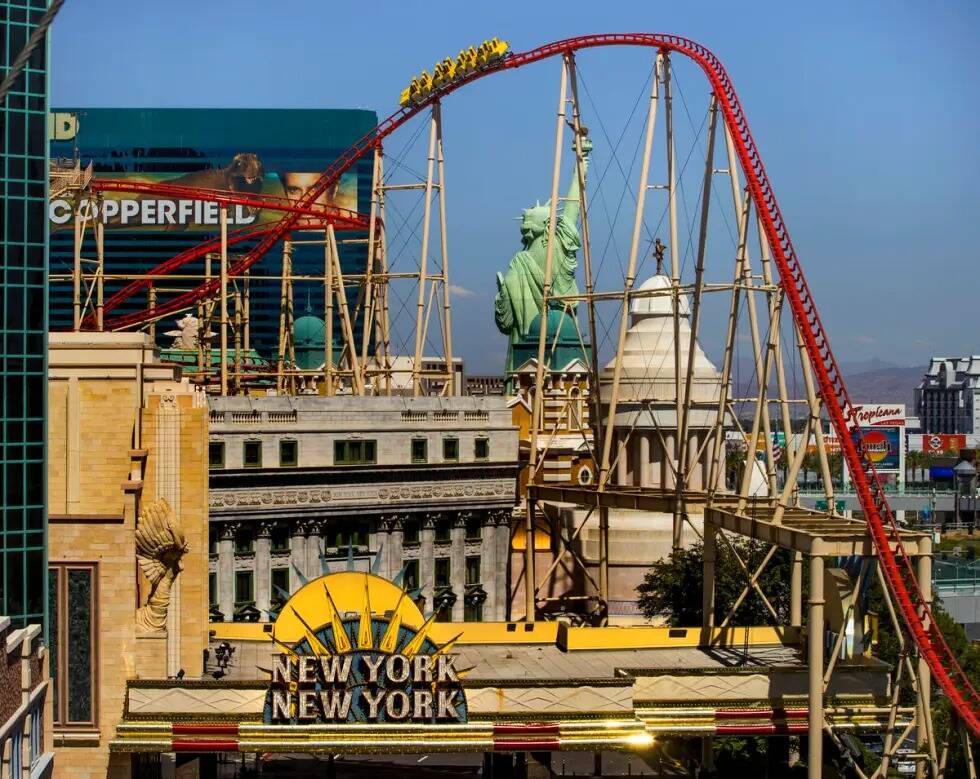 Los visitantes dan una vuelta en la Big Apple Coaster de New York-New York, el jueves 4 de juni ...