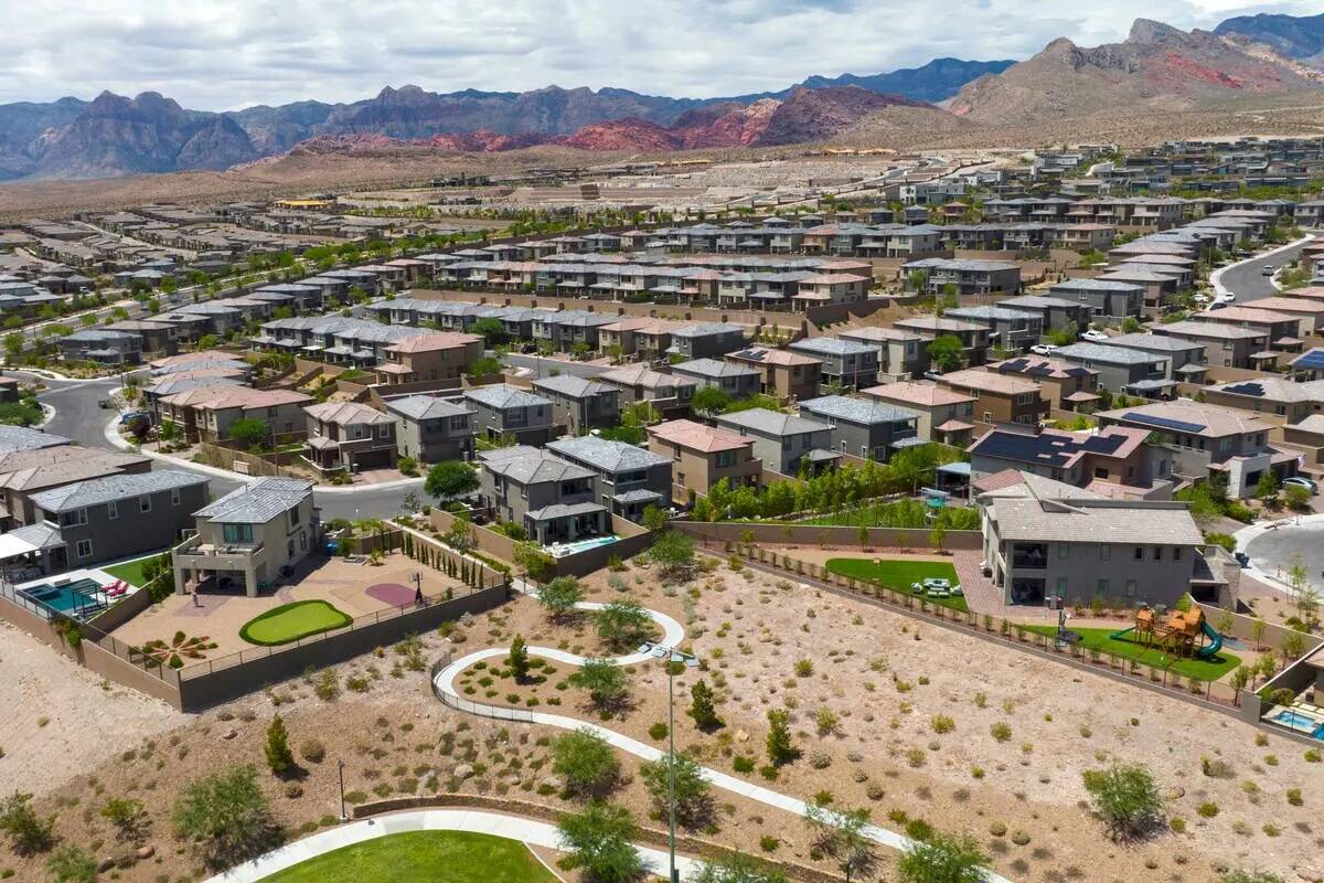 Una foto aérea muestra casas en Summerlin cerca de Paseos Park, el miércoles 9 de agosto de 2 ...