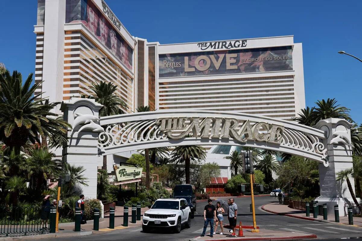 El Mirage aparece en el Strip de Las Vegas el viernes 5 de julio de 2024. El establecimiento ce ...