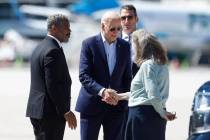 El presidente Joe Biden es recibido por el representante Steven Horsford, a la izquierda, y la ...