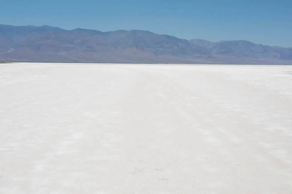 La sal cubre el suelo de Badwater Basin el lunes 8 de julio de 2024, en Death Valley National P ...