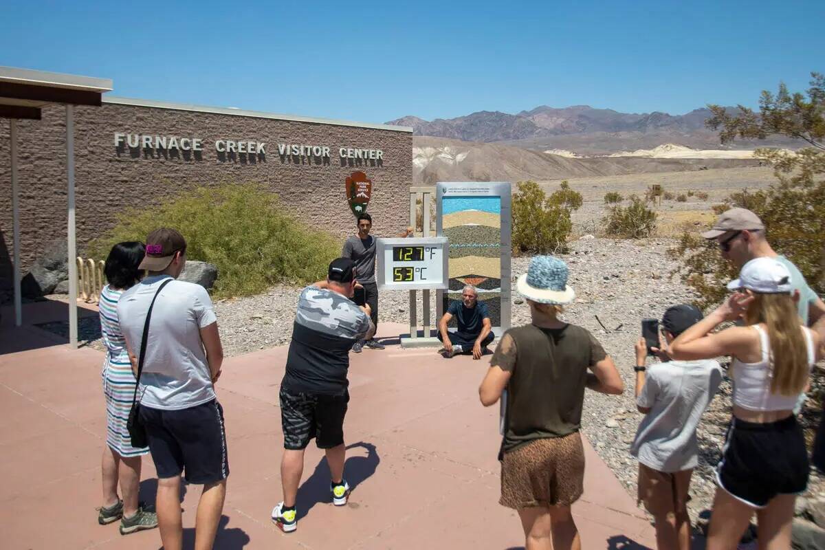 Turistas toman fotografías frente al termómetro del Centro de Visitantes de Furnace Creek el ...