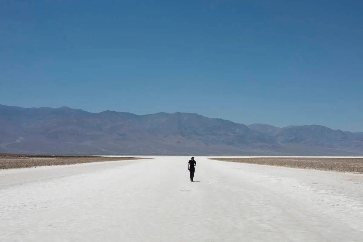 Sheik Mabrouki, de Argelia, camina por Badwater Basin el lunes 8 de julio de 2024, en Death Val ...