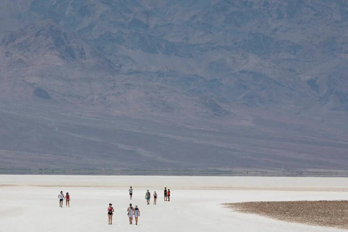 Turistas visitan Badwater Basin el lunes 8 de julio de 2024, en Death Valley National Park, Cal ...