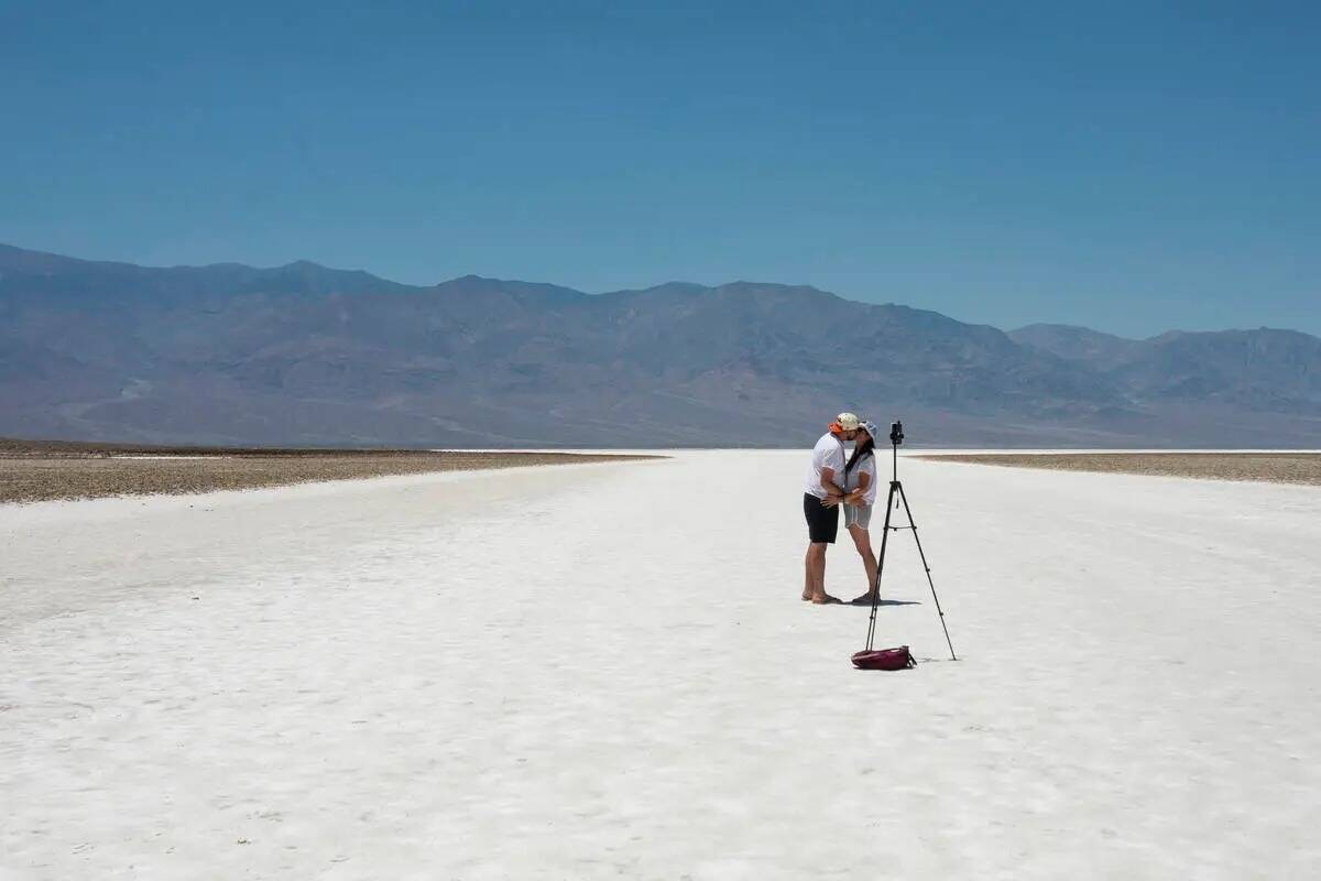 Turistas se besan en Badwater Basin el lunes 8 de julio de 2024, en Death Valley National Park, ...