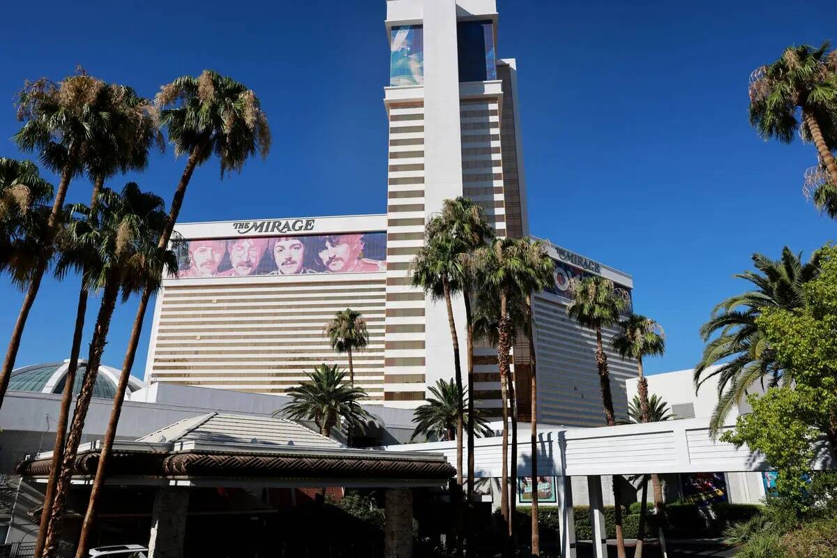 El Mirage se muestra en el Strip de Las Vegas el viernes 5 de julio de 2024. El establecimiento ...