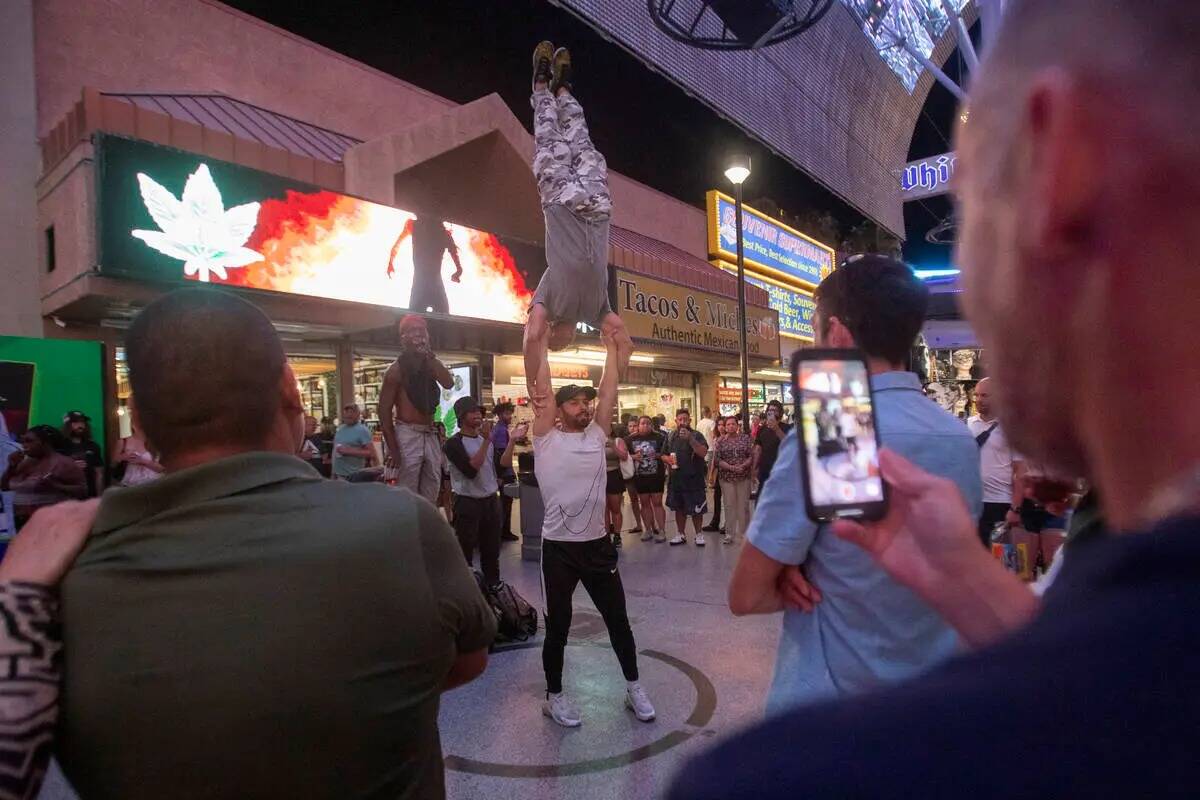 Un grupo de músicos callejeros se presenta en Fremont Street Experience, el lunes 1° de julio ...