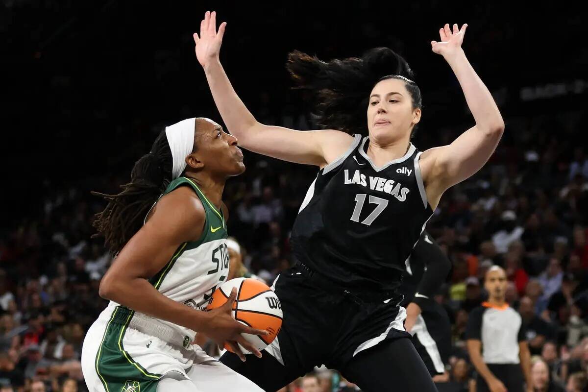 La alera de los Seattle Storm Nneka Ogwumike, a la izquierda, driblea en la pista a la pívot d ...