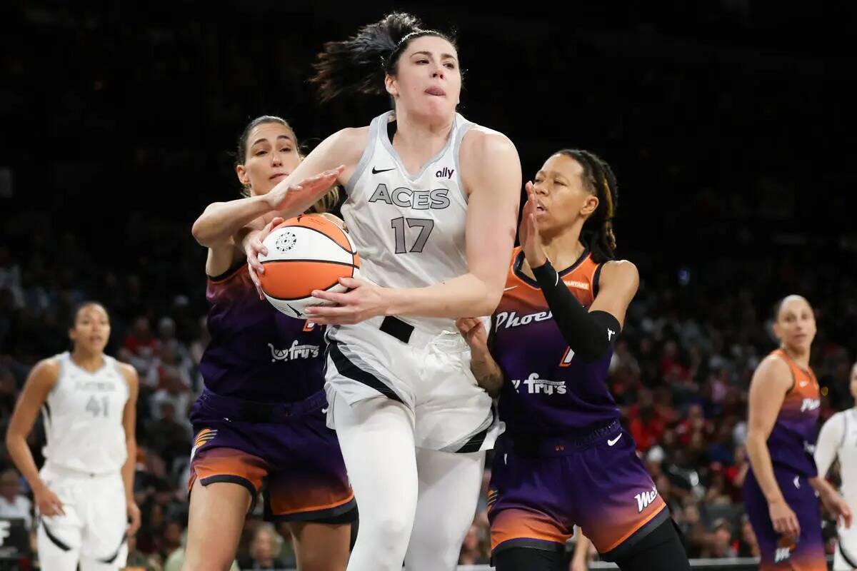 La pívot de Las Vegas Aces Megan Gustafson (17) coge un rebote ante la presión de la escolta ...