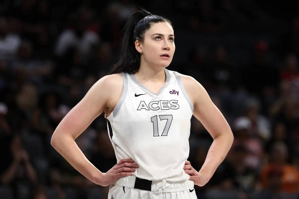 Megan Gustafson (17), pívot de Las Vegas Aces, lanza un tiro libre durante la primera parte de ...