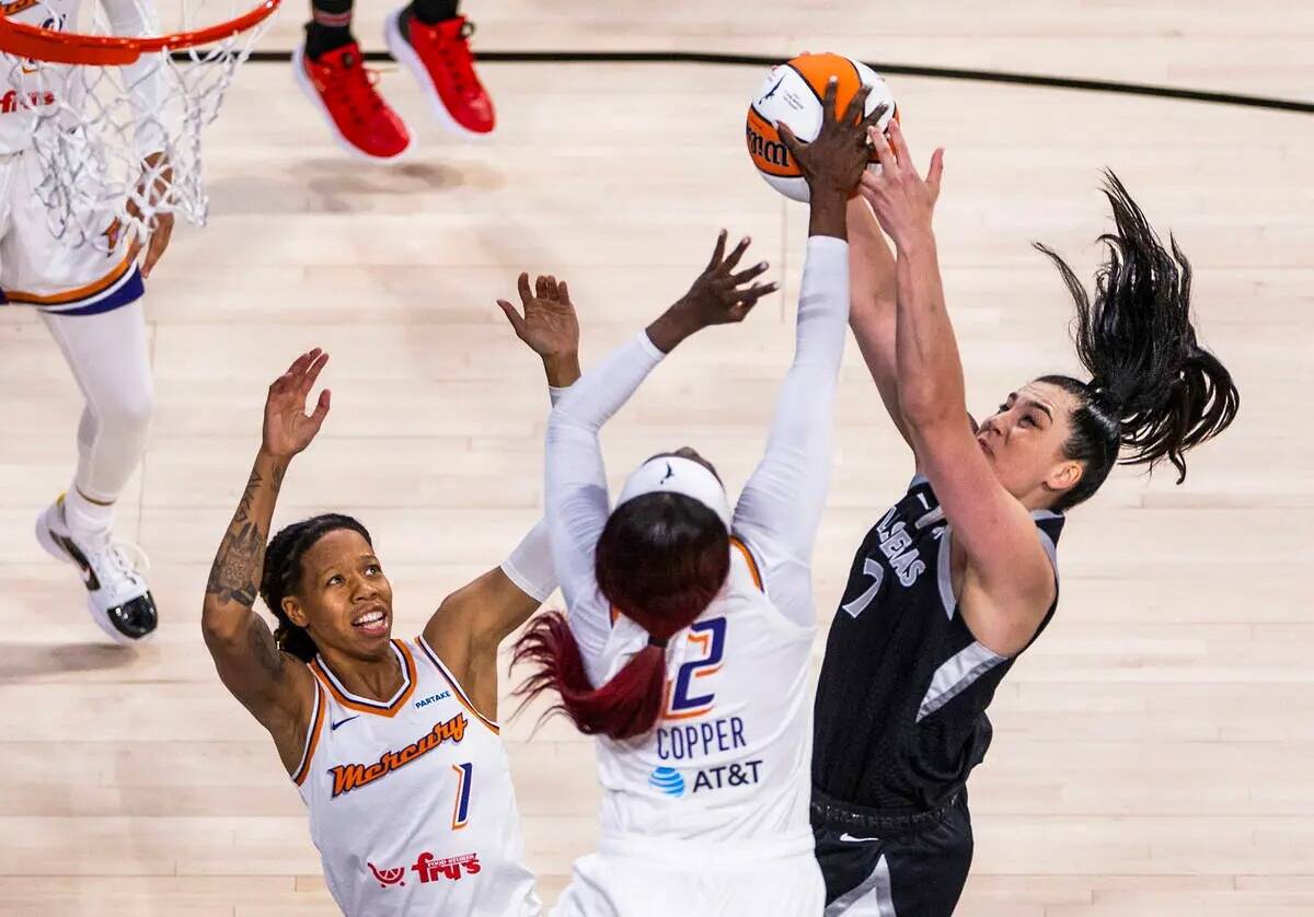 La pívot de las Aces Megan Gustafson (17) y la escolta de las Phoenix Mercury Kahleah Copper ( ...