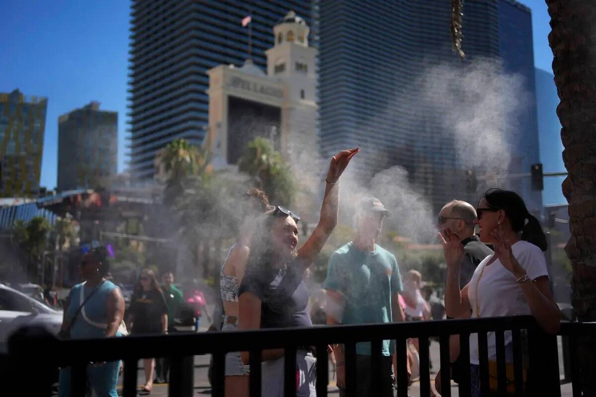 La gente se refresca en vaporizadores a lo largo de Las Vegas Strip, el domingo 7 de julio de 2 ...