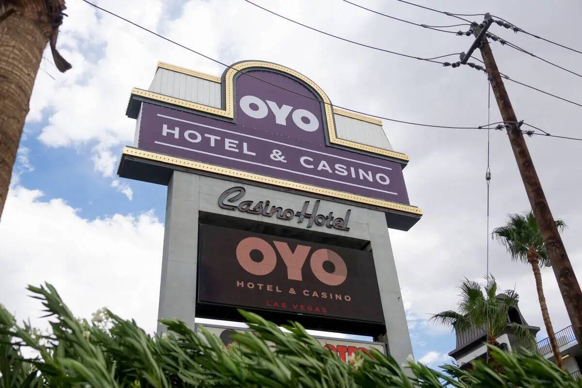 Un letrero temporal de OYO Hotel & Casino se muestra en la antigua marquesina del hotel-casino ...