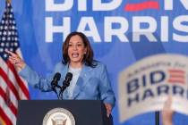 La vicepresidenta Kamala Harris se dirige a sus simpatizantes en un acto de campaña en Resorts ...