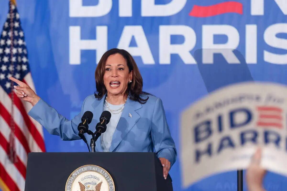 La vicepresidenta Kamala Harris se dirige a sus simpatizantes en un acto de campaña en Resorts ...