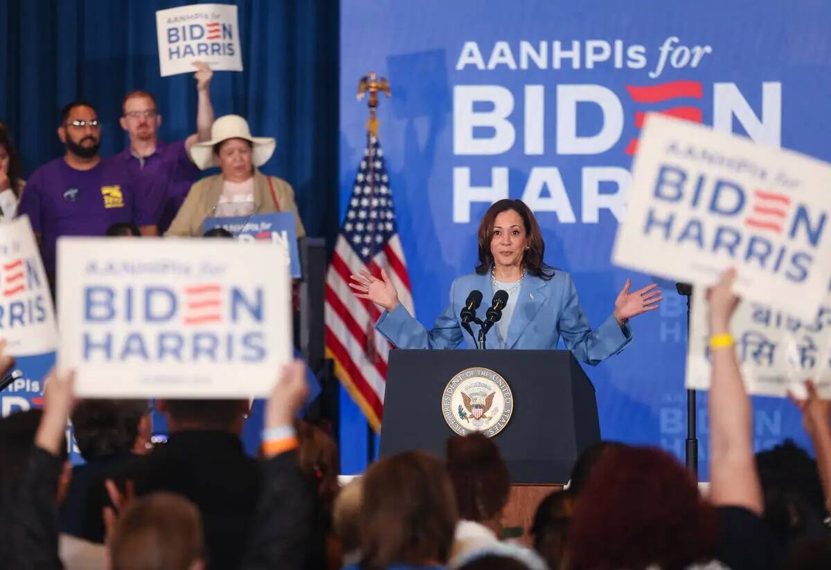 La vicepresidenta Kamala Harris se dirige a sus seguidores en un acto de campaña en Resorts Wo ...