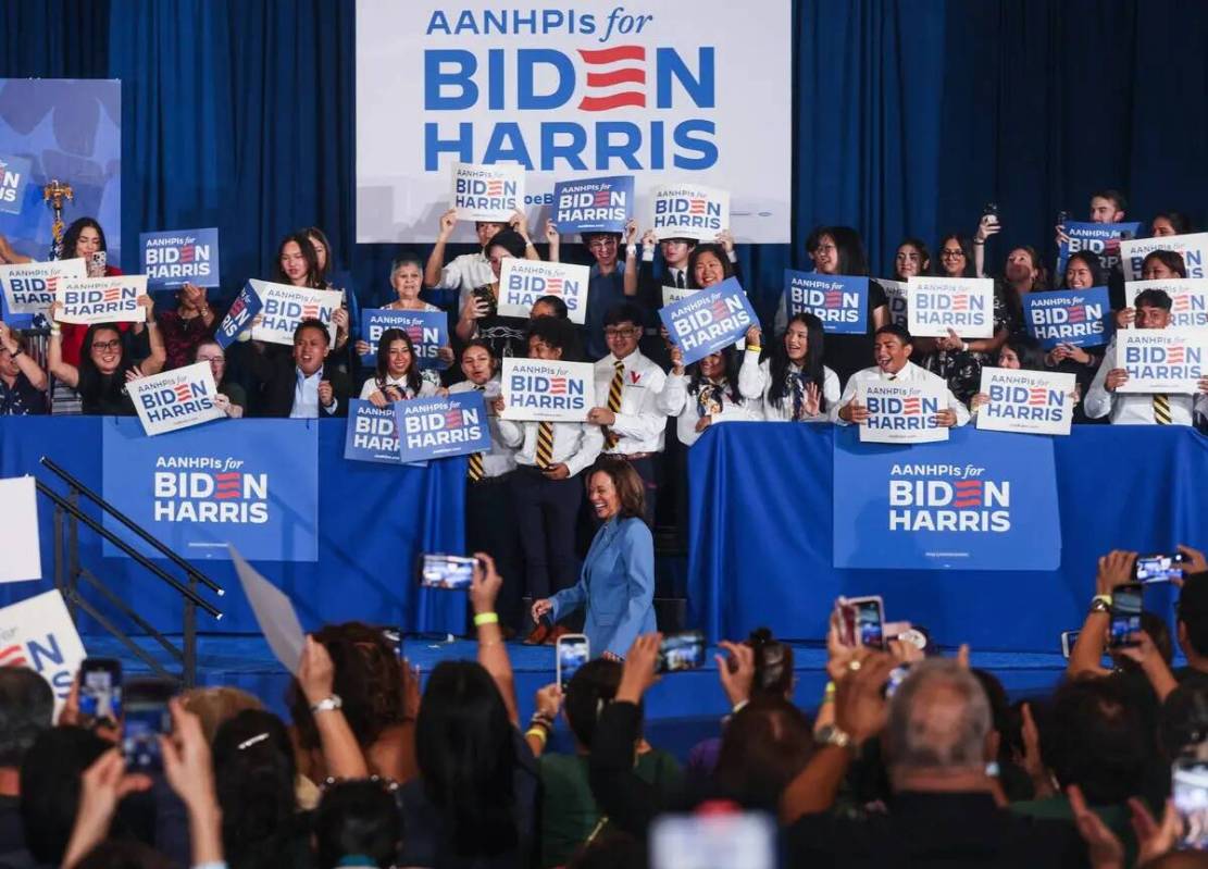 La vicepresidenta Kamala Harris entra en la sala ante una multitud que la aclama en un acto de ...