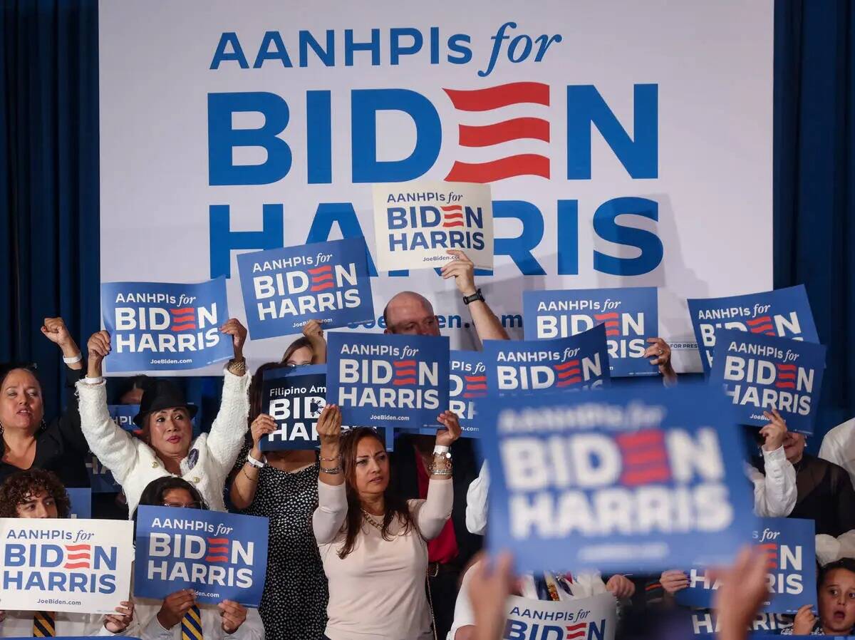 Simpatizantes agitan pancartas en un acto de campaña de la vicepresidenta Kamala Harris en Res ...