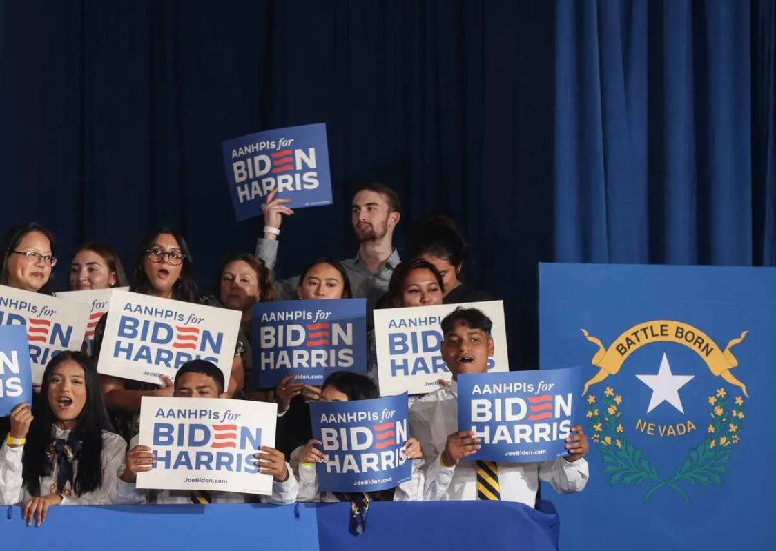 Simpatizantes agitan pancartas en un acto de campaña de la vicepresidenta Kamala Harris en Res ...