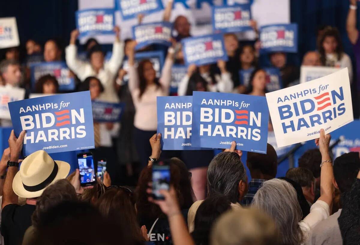 Simpatizantes agitan pancartas en un acto de campaña de la vicepresidenta Kamala Harris en Res ...