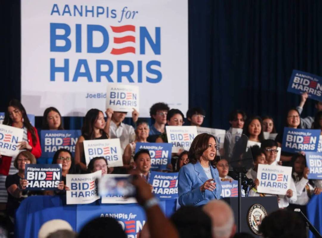 La vicepresidenta Kamala Harris se dirige a sus seguidores en un acto de campaña en Resorts Wo ...