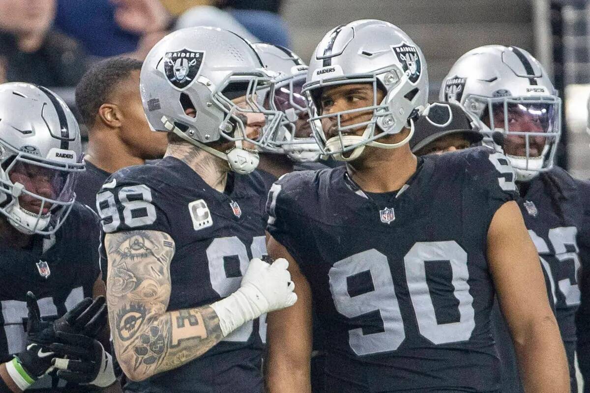 El defensive end de los Raiders Maxx Crosby (98) y el defensive tackle de los Raiders Jerry Til ...