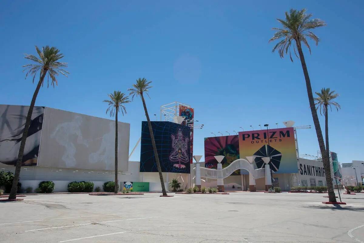 Estacionamiento vacío en el centro comercial Primm Mall el martes 2 de julio de 2024, en Primm ...