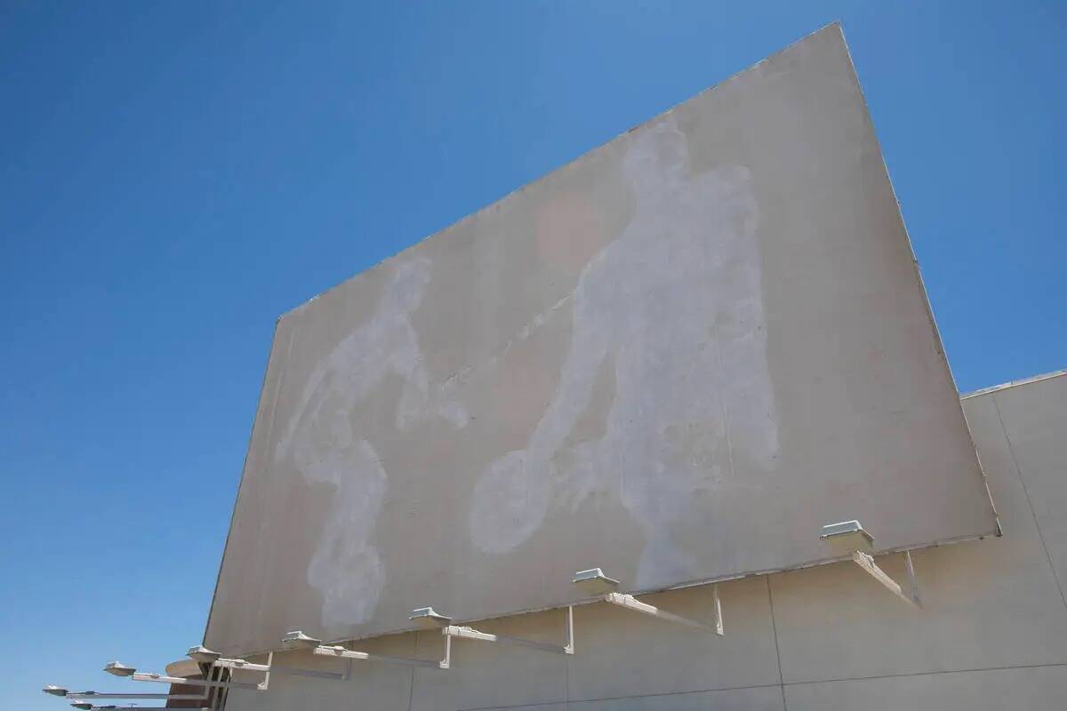 El contorno de un mural bajo el sol en el Primm Mall Martes, 2 de julio 2024, en Primm. (Daniel ...