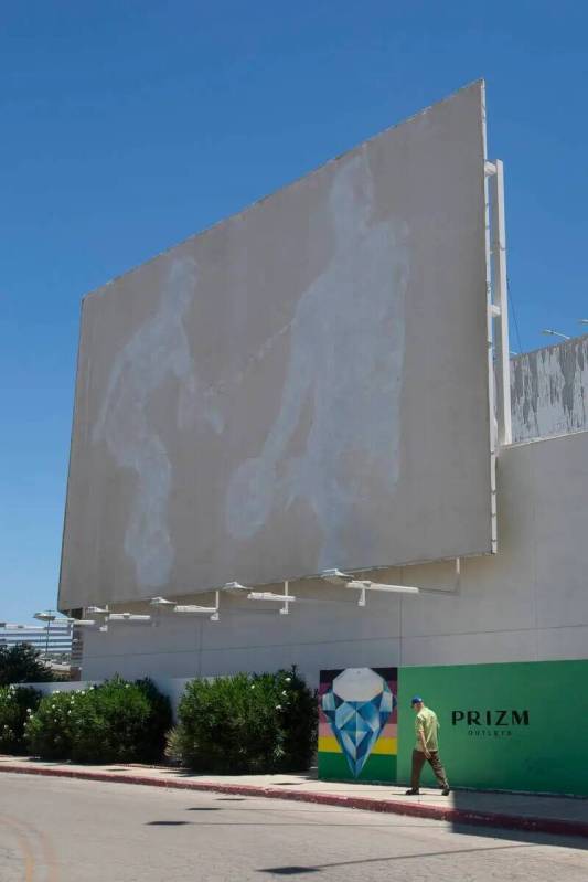 El contorno de un mural se sienta en el sol en el Primm Mall Martes, 2 de julio 2024, en Primm. ...