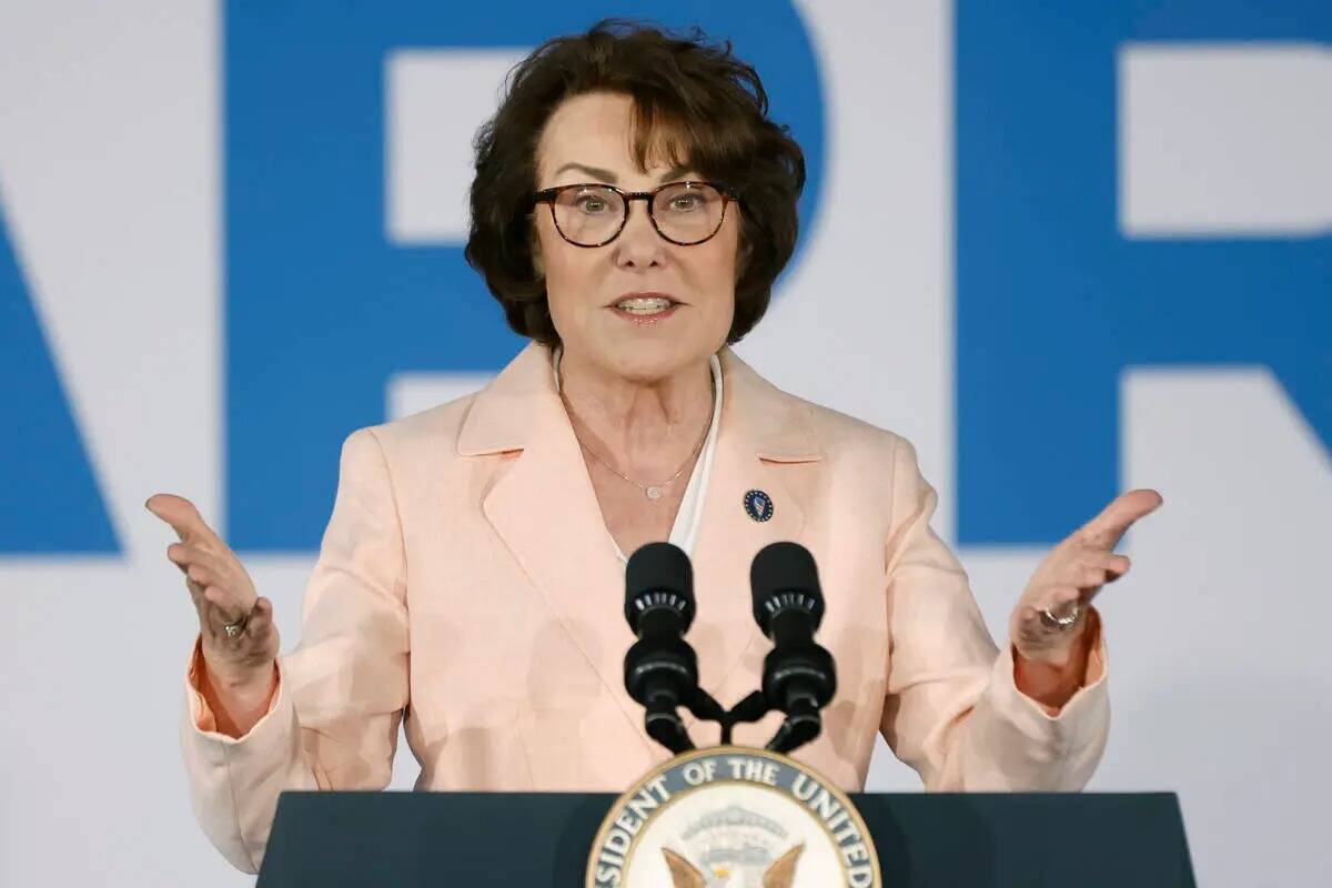 La senadora Jacky Rosen habla en un acto de campaña al que asistió la vicepresidenta Kamala H ...