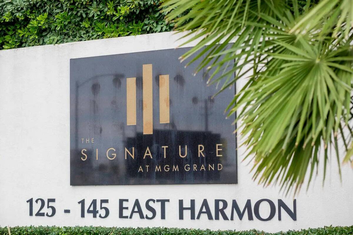 El Signature at MGM Grand se ve junto al Strip de Las Vegas en East Harmon Avenue, el viernes 1 ...