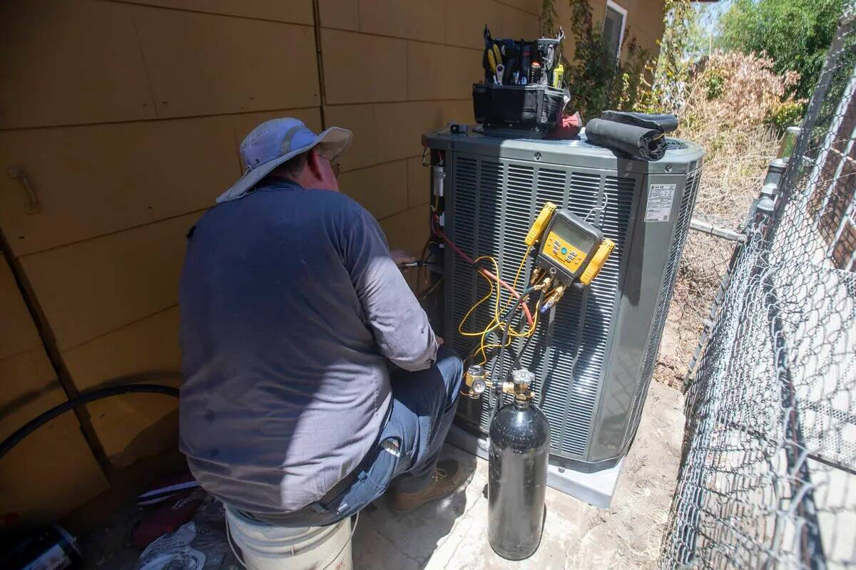 Steve Kendrick instala un nuevo sistema de calefacción, ventilación y aire acondicionado en c ...