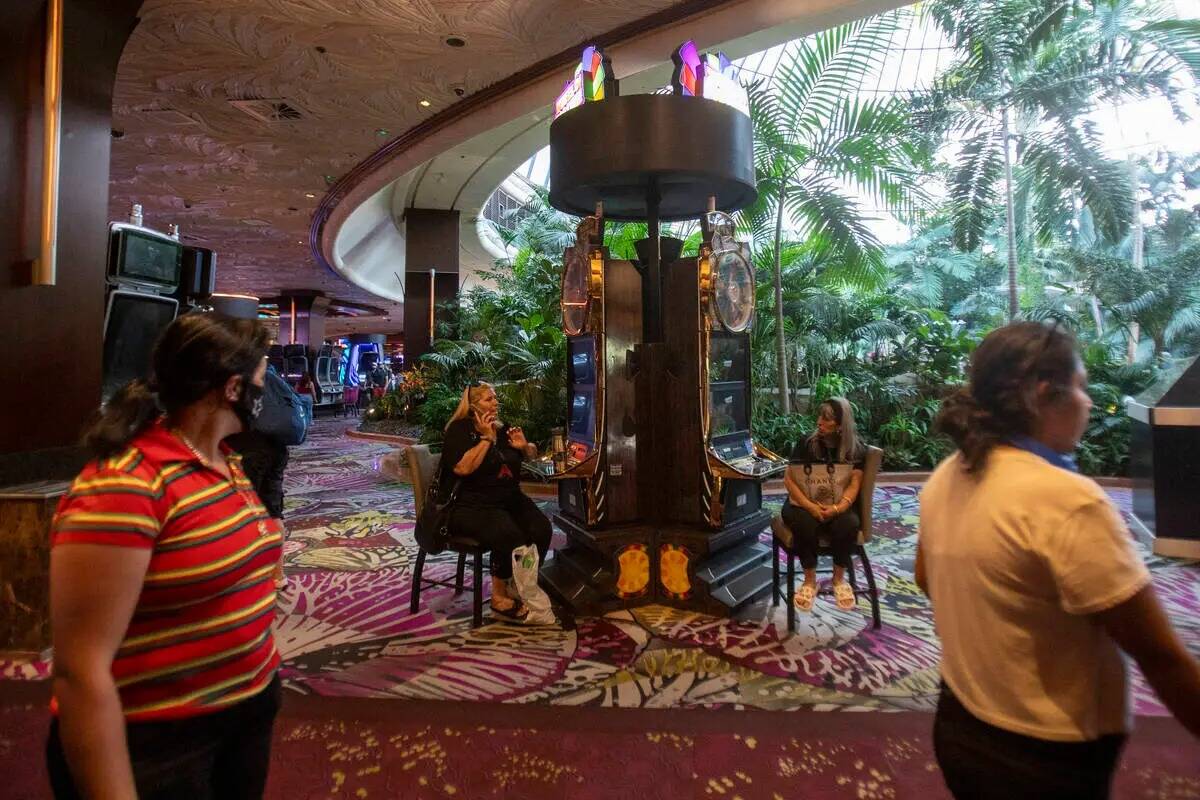 Turistas sentados ante las viejas máquinas tragamonedas en The Mirage, el miércoles 10 de jul ...