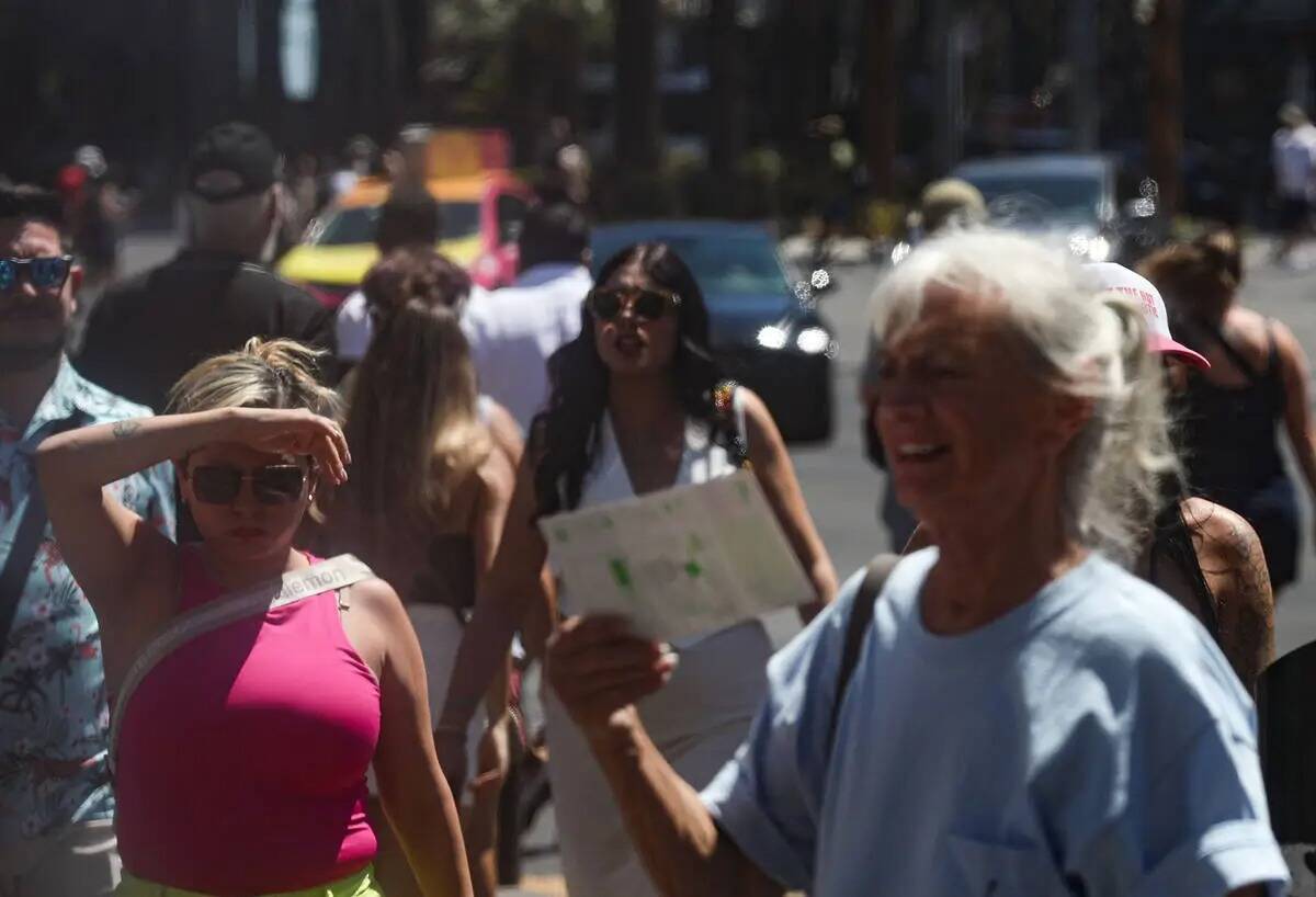 Los turistas caminan por el Strip en Las Vegas, el domingo 7 de julio de 2024. (Rachel Aston/La ...