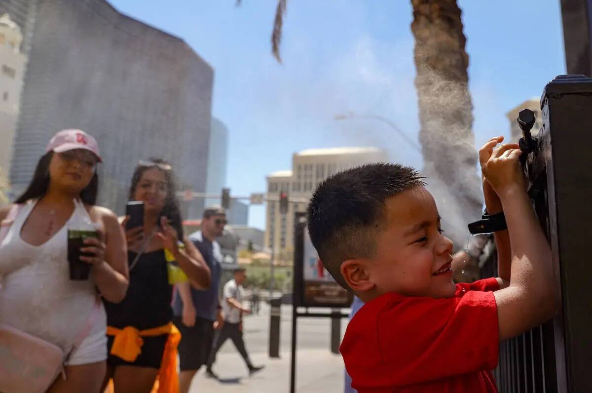 Los turistas caminan por el Strip en Las Vegas, el domingo 7 de julio de 2024. (Rachel Aston/La ...