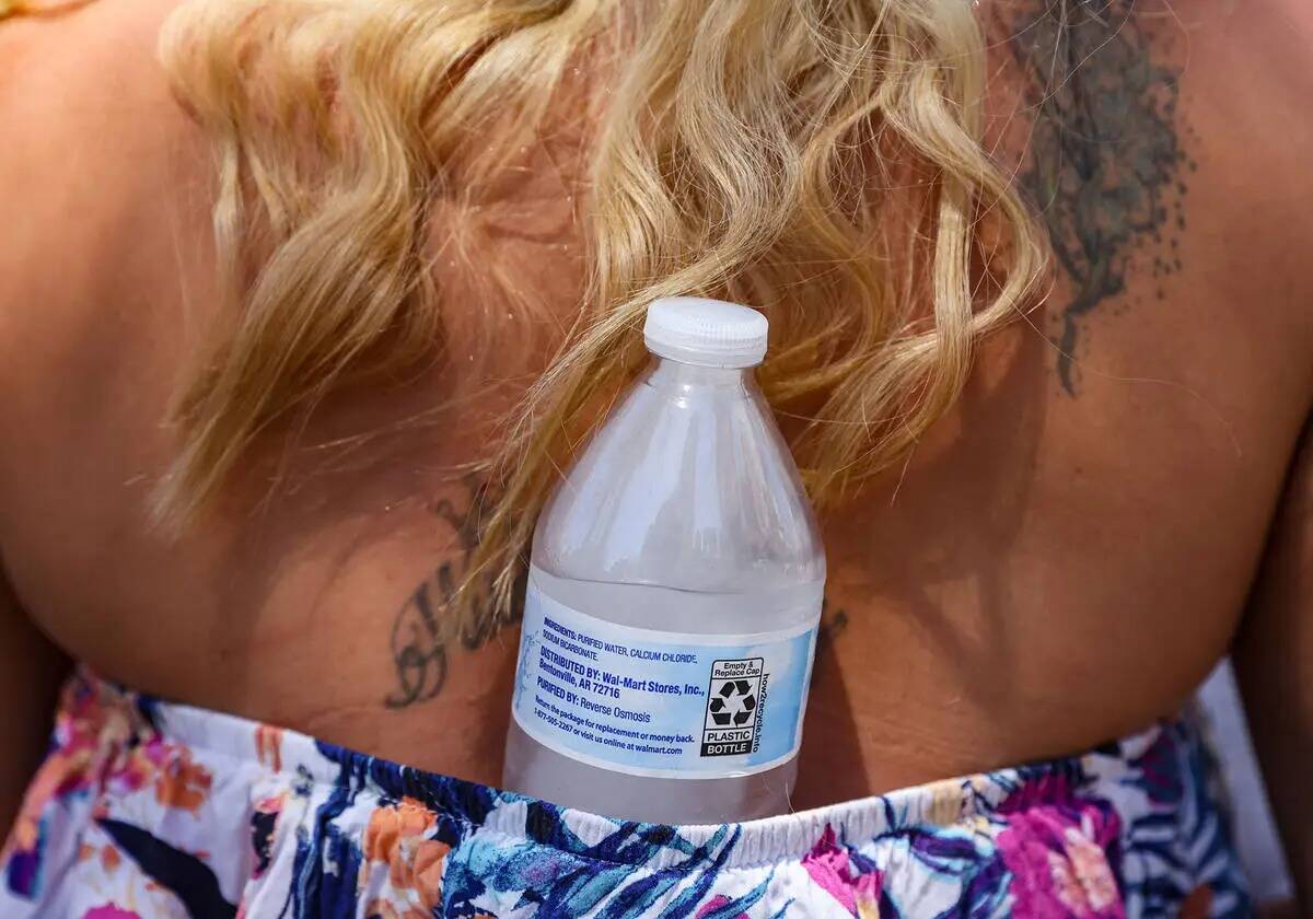 Kathy Martinez, de Las Vegas, muestra una botella de agua congelada que usa para mantenerse fre ...