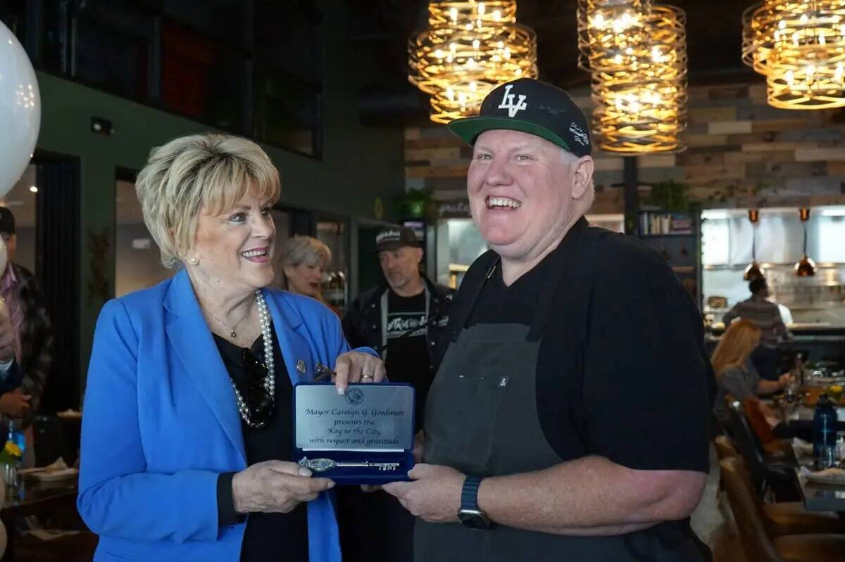 El chef James Trees, de Esther's Kitchen, en el Arts District de Las Vegas, recibe la llave de ...