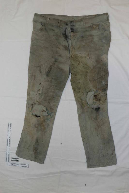 Unos pantalones con restos humanos encontrados en el lago Mead el domingo 1 de mayo de 2022. (S ...