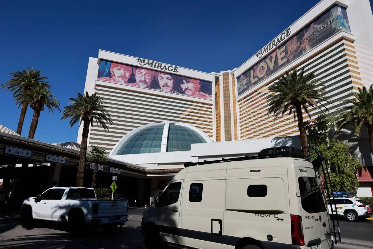 El Mirage aparece en el Strip de Las Vegas el viernes 5 de julio de 2024. El establecimiento ce ...