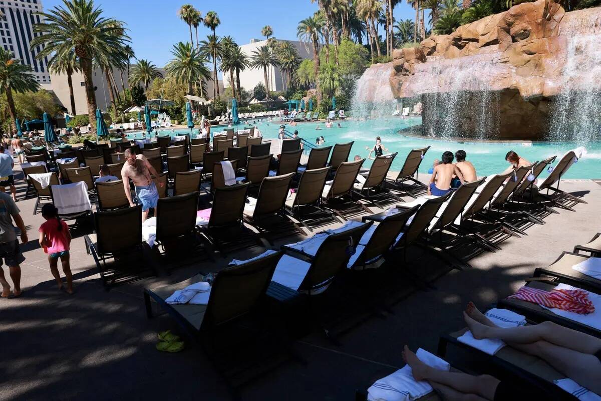 La zona de la piscina se muestra en The Mirage en el Strip en Las Vegas viernes, 5 de julio de ...