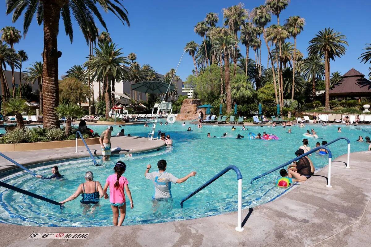 La zona de la piscina se muestra en The Mirage en el Strip en Las Vegas viernes, 5 de julio de ...