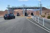 Un vehículo de pasajeros se prepara para pasar por una nueva plaza de peaje construida cerca d ...