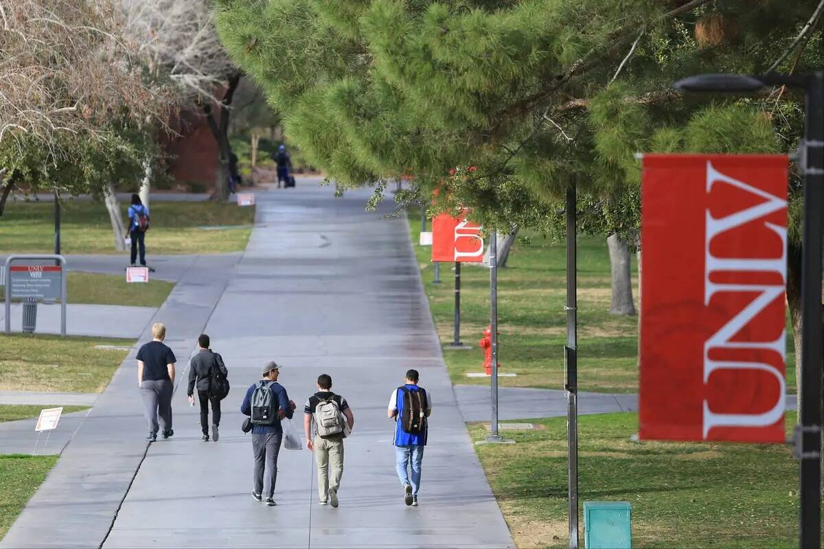 Estudiantes caminan por una acera de la UNLV. (Las Vegas Review-Journal)